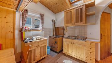 Refrigerador, placa de cocina, cafetera/tetera, utensilios de cocina