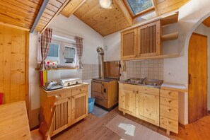 Frigorífico, placa de cocina, cafetera o tetera y utensilios de cocina
