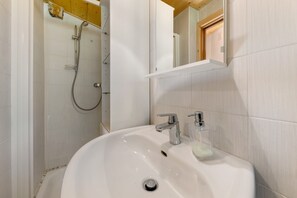 Douche, séchoir à cheveux, serviettes fournies