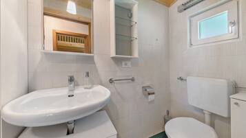 Douche, sĂšche-cheveux, serviettes fournies