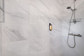 Shower, hair dryer, towels - Country House 'Monte Da Bisa' with Mountain View, Wi-Fi and Air Conditioning (Santo Estevão)