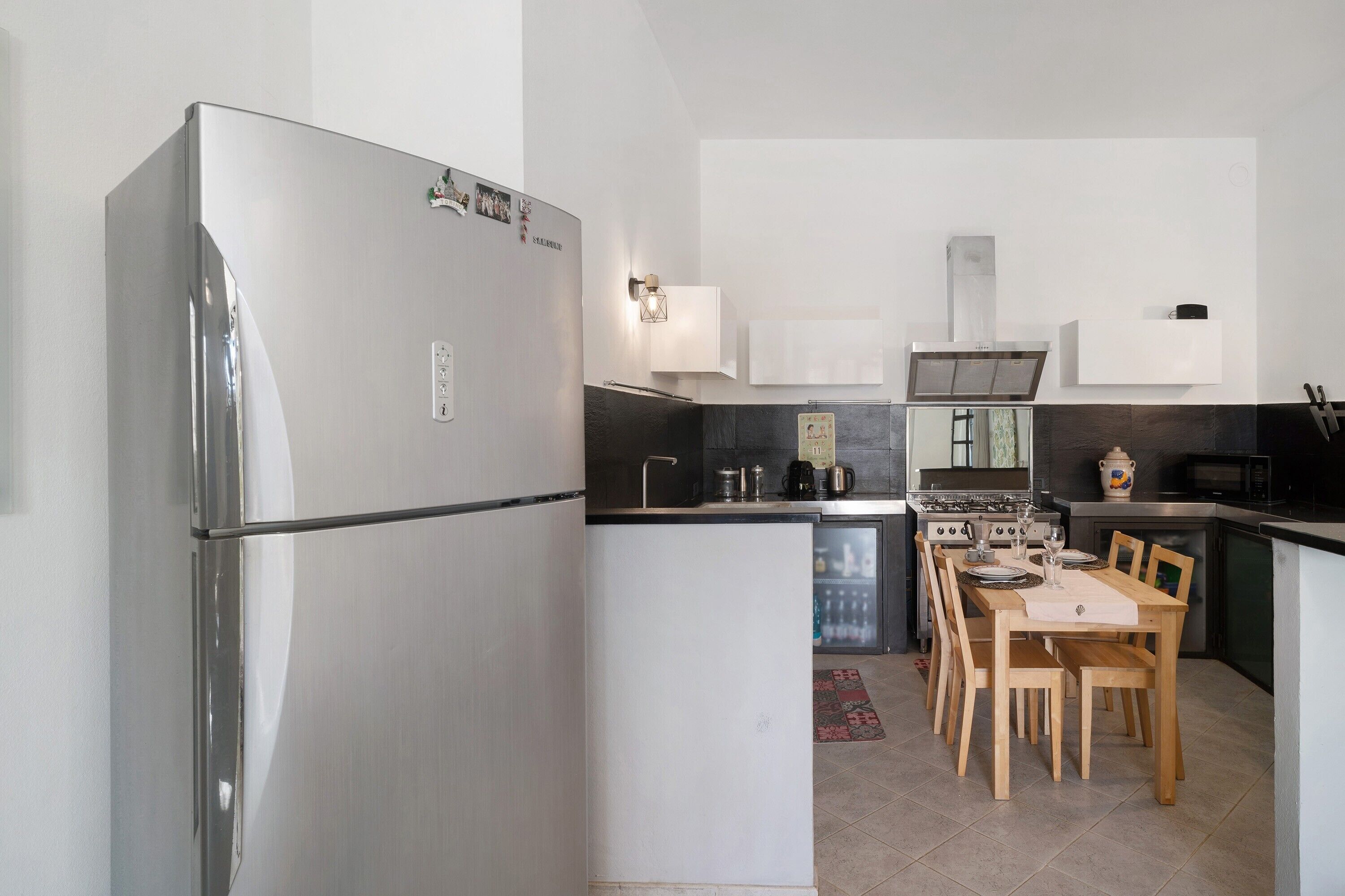 Frigorifero, microonde, forno, piano cottura