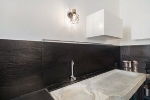 Kylskåp, mikrovågsugn, ugn och spishäll