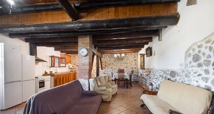 Maison de campagne 'Can Llevorer' avec vue sur les montagnes, piscine privée et terrasse privée