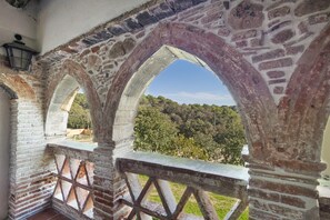 An arched stone structure with a view of a forested landscape. - Country house 'Can Llevorer' with mountain views, private pool and private terrace (Caldes de Montbui)