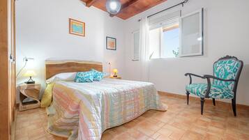 3 slaapkamers, een strijkplank/strijkijzer, gratis wifi, beddengoed