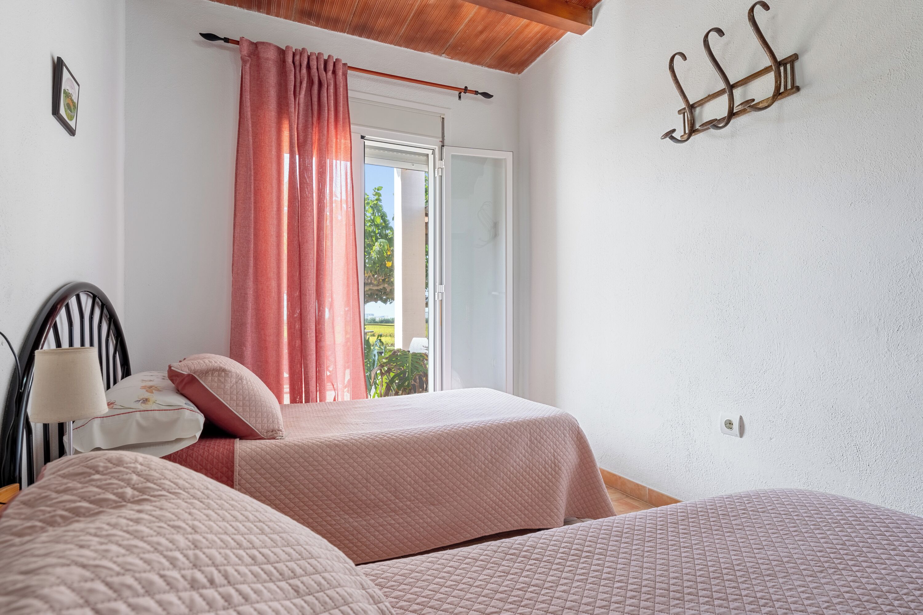 3 slaapkamers, een strijkplank/strijkijzer, gratis wifi, beddengoed