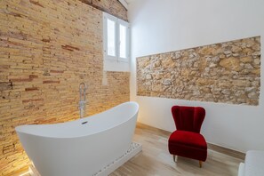 Shower, hair dryer, towels - Apartment 'La Rocca Del Gargallo In Ortigia' with Private Terrace, Wi-Fi and Air Conditioning (Siracusa)