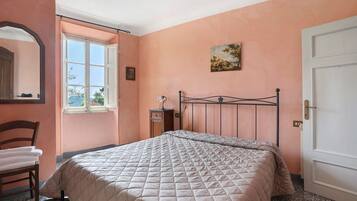 1 bedroom, bed sheets