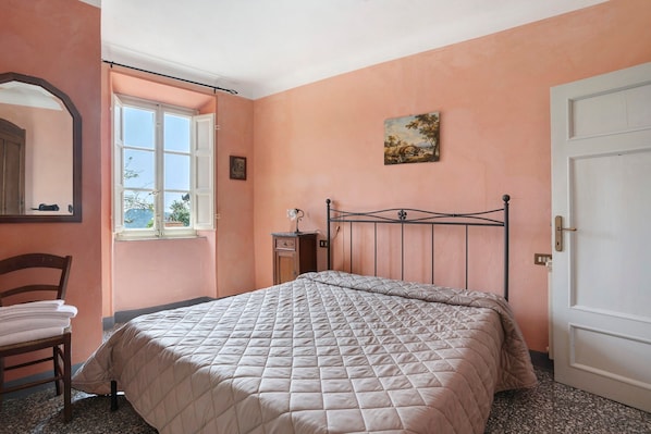 1 bedroom, bed sheets