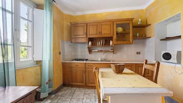 Fridge, stovetop, coffee/tea maker, cookware/dishes/utensils