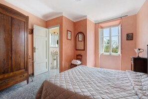 1 bedroom, bed sheets