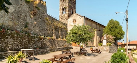 Outdoor dining. Apartment 'Appartamento Paggio' with Shared Pool and Air Conditioning