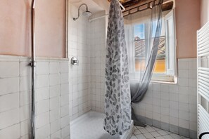 Een douche, handdoeken
