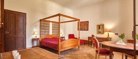 1 habitación, tabla de planchar con plancha y ropa de cama