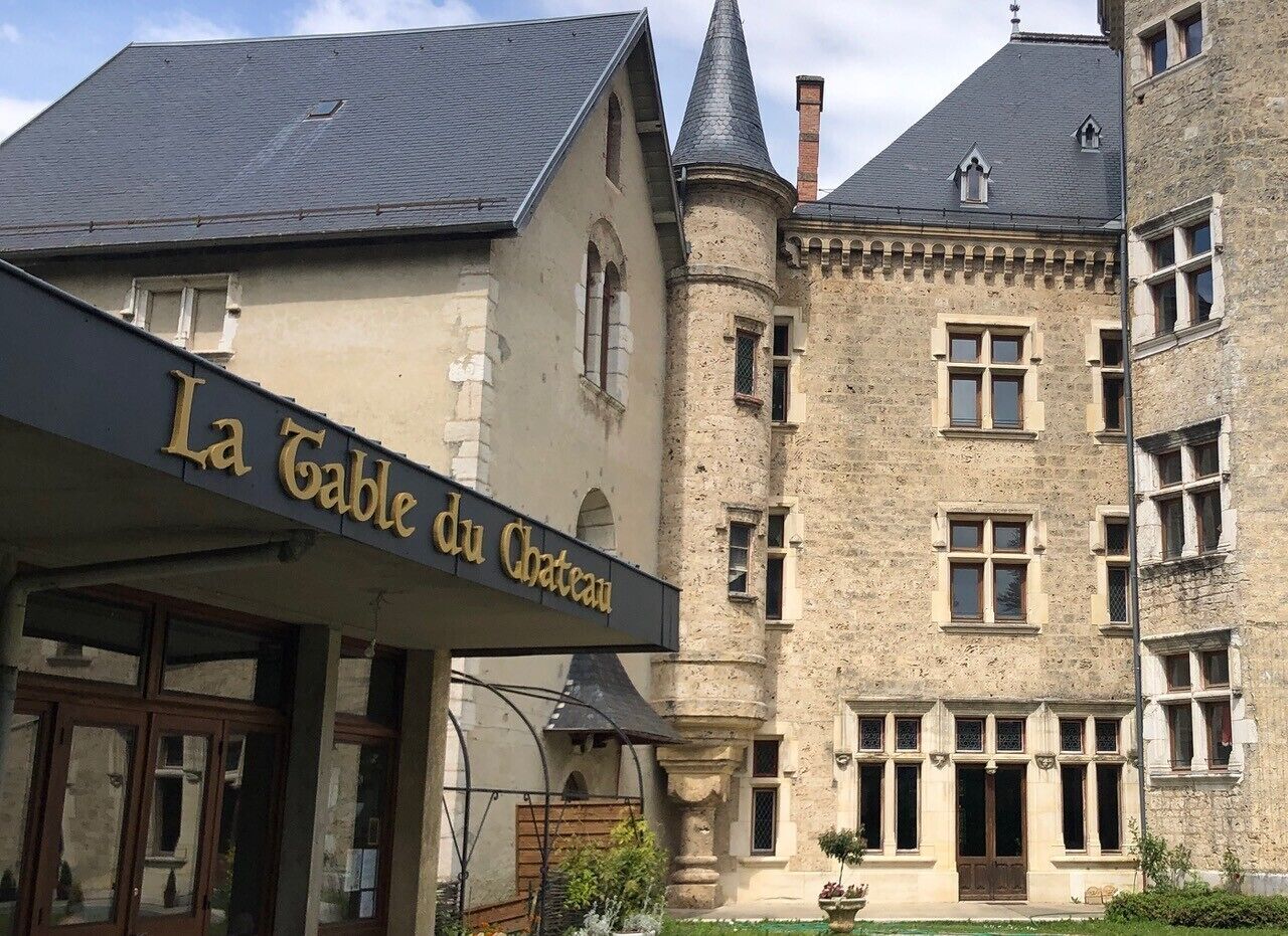 A building with a sign reading 'La Gable du Chateau.'