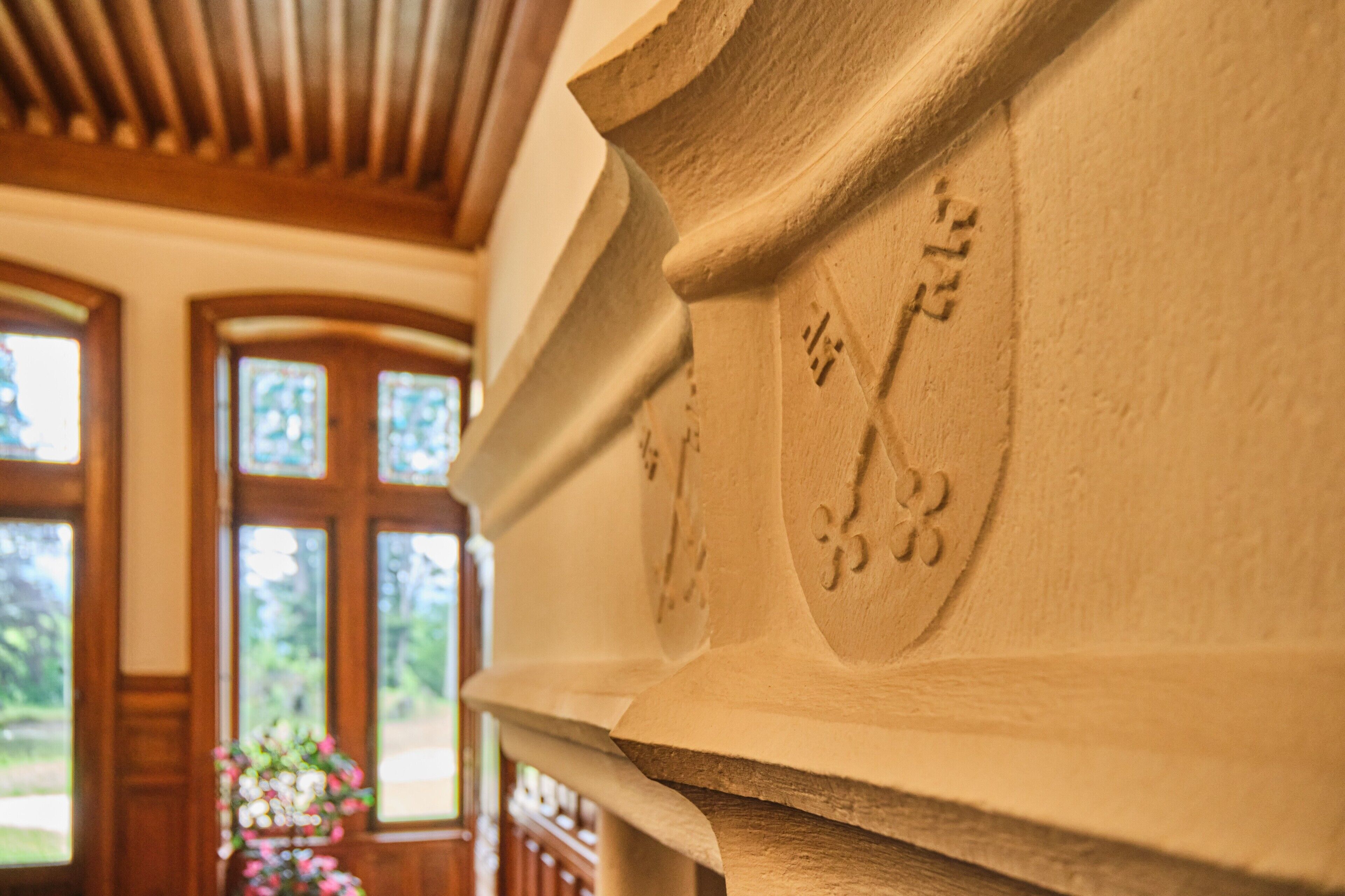 Un gros plan d’une structure en bois sculptée, ornée de motifs complexes, qui pourrait faire partie de l’architecture intérieure d’un bâtiment.