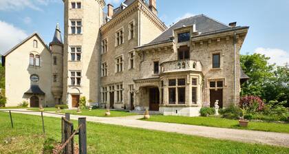 Maison d'hÎtes 'Suite Marguerite Chez L'habitant' avec vue sur montagne, terrasse et jardin partagé