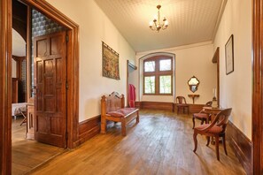 1 bedroom, iron/ironing board, bed sheets - Guest House 'Suite Marguerite Chez L'habitant' with Mountain View, Shared Terrace and Shared Garden (Saint-Geoire-en-Valdaine)