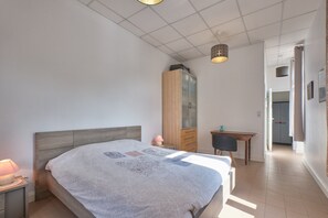 1 habitación, tabla de planchar con plancha y ropa de cama 