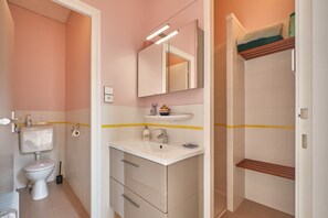 Shower, hair dryer, towels - Guest House 'Suite Marguerite Chez L'habitant' with Mountain View, Shared Terrace and Shared Garden (Saint-Geoire-en-Valdaine)