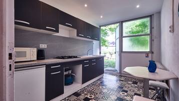 Fridge, microwave, stovetop, coffee/tea maker