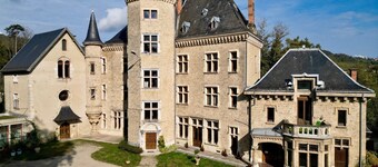 Apartamento 'Grand Gîte Du Château De St Geoire' con vistas a la montaña, terraza privada y jardín