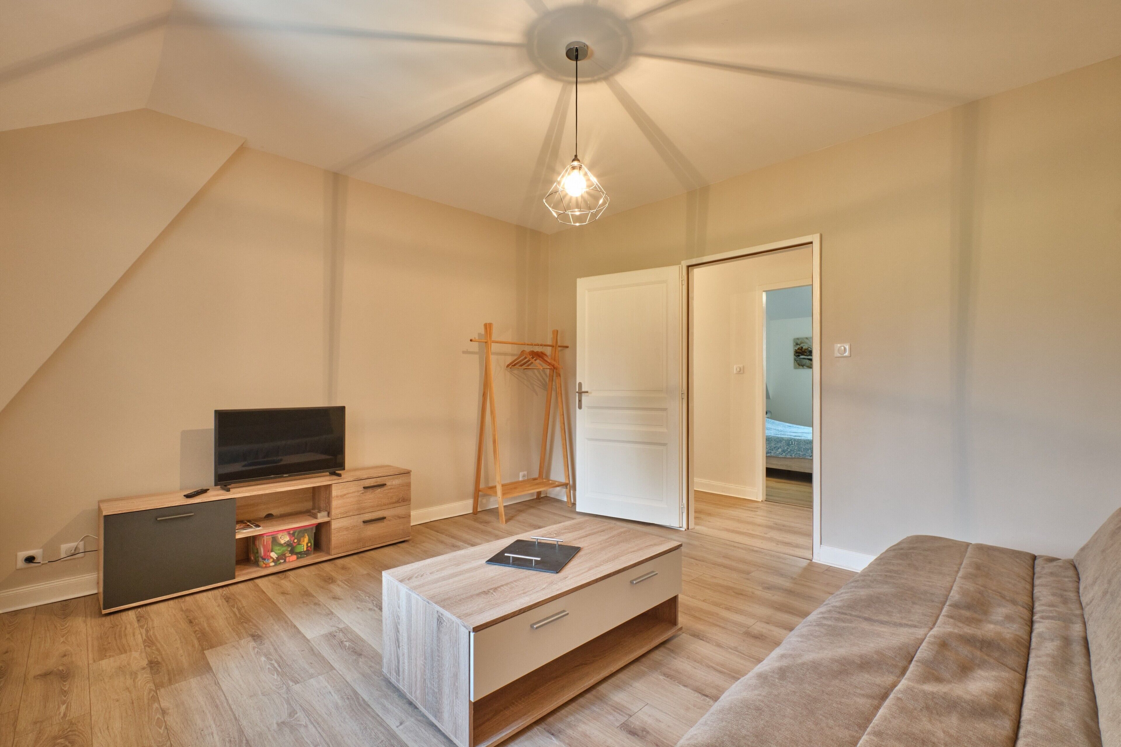 Tv och ett bordtennisbord