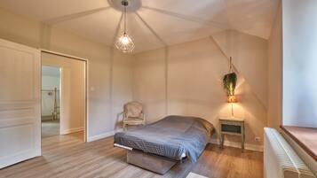 4 Schlafzimmer, Bügeleisen/Bügelbrett, Bettwäsche