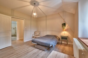 4 bedrooms, iron/ironing board, bed sheets - Apartment 'Grand Gîte Du Château De St Geoire' with Mountain View, Private Terrace and Shared Garden (Saint-Geoire-en-Valdaine)