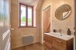 Shower, hair dryer, towels - Apartment 'Grand Gîte Du Château De St Geoire' with Mountain View, Private Terrace and Shared Garden (Saint-Geoire-en-Valdaine)