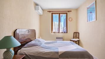 2 bedrooms, bed sheets