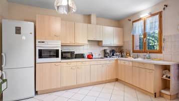 Fridge, microwave, dishwasher, cookware/dishes/utensils