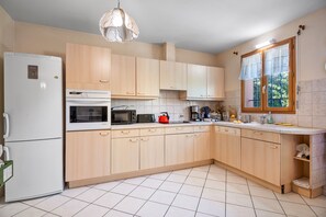 Kühlschrank, Mikrowelle, Geschirrspüler, Kochgeschirr/Geschirr/Besteck