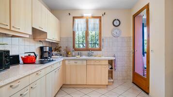 Fridge, microwave, dishwasher, cookware/dishes/utensils