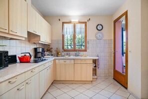 Fridge, microwave, dishwasher, cookware/dishes/utensils - Apartment 'Maison Proche De La Plage' with Private Terrace, Private Garden and Air Conditioning (La Londe-les-Maures)