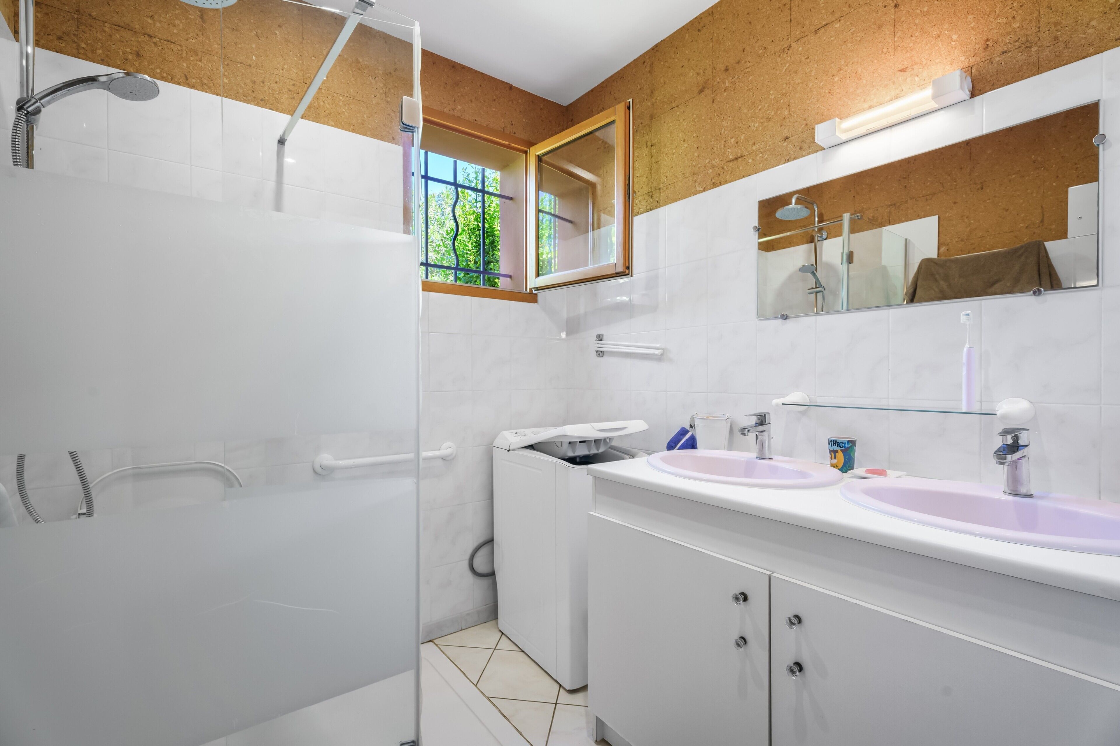 Douche, serviettes fournies