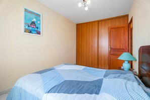 2 bedrooms, bed sheets - Apartment 'Maison Proche De La Plage' with Private Terrace, Private Garden and Air Conditioning (La Londe-les-Maures)