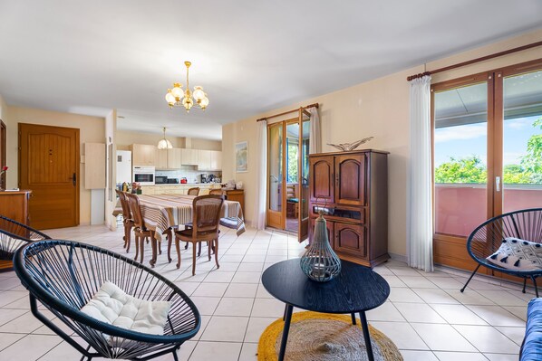 Dining - Apartment 'Maison Proche De La Plage' with Private Terrace, Private Garden and Air Conditioning (La Londe-les-Maures)