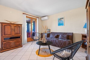 TV - Apartment 'Maison Proche De La Plage' with Private Terrace, Private Garden and Air Conditioning (La Londe-les-Maures)