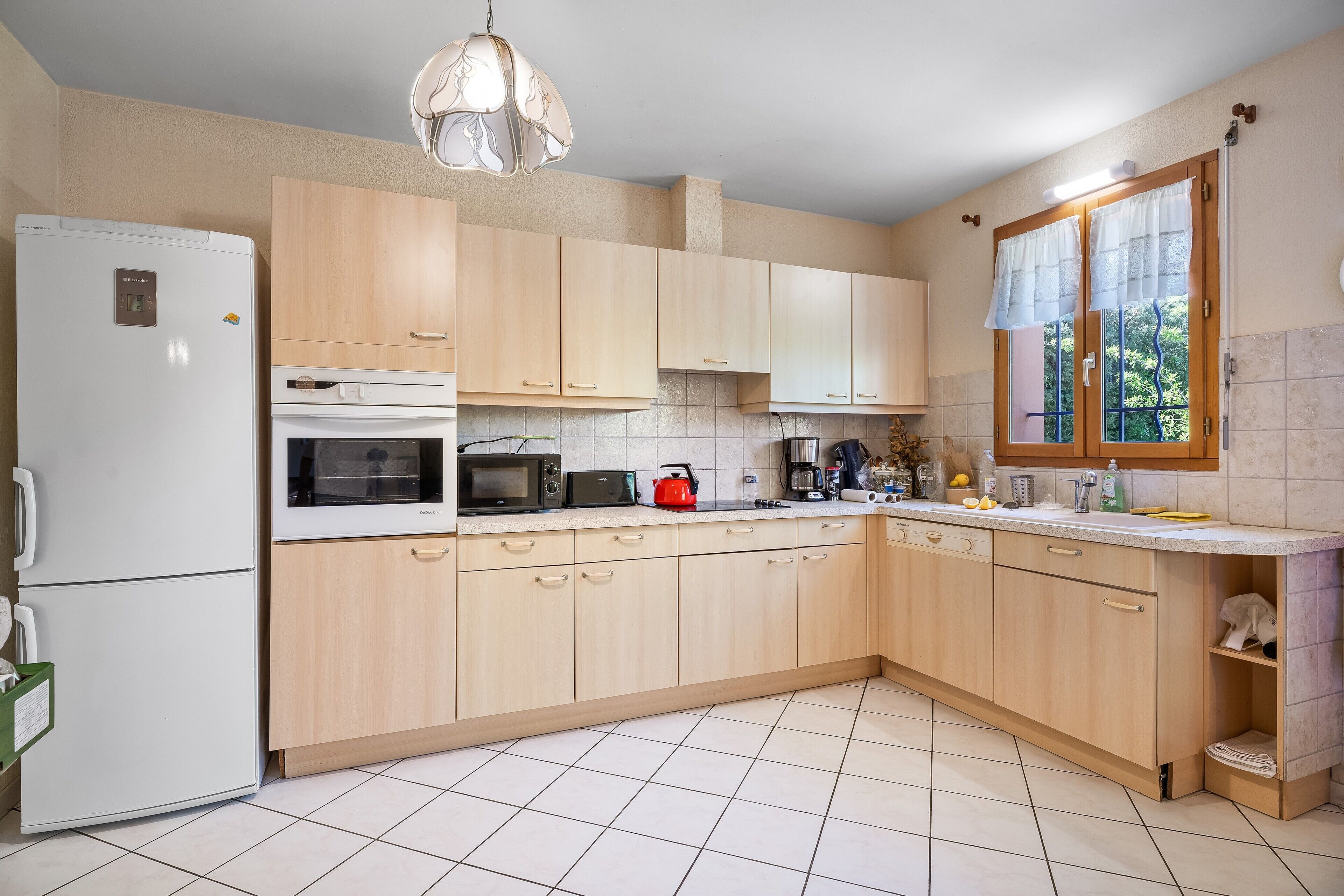 Kühlschrank, Mikrowelle, Geschirrspüler, Kochgeschirr/Geschirr/Besteck