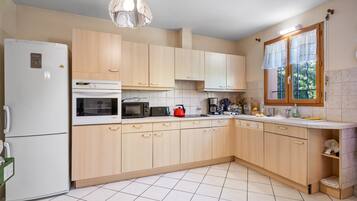 Fridge, microwave, dishwasher, cookware/dishes/utensils