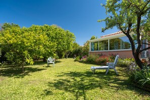 Property grounds - Apartment 'Maison Proche De La Plage' with Private Terrace, Private Garden and Air Conditioning (La Londe-les-Maures)