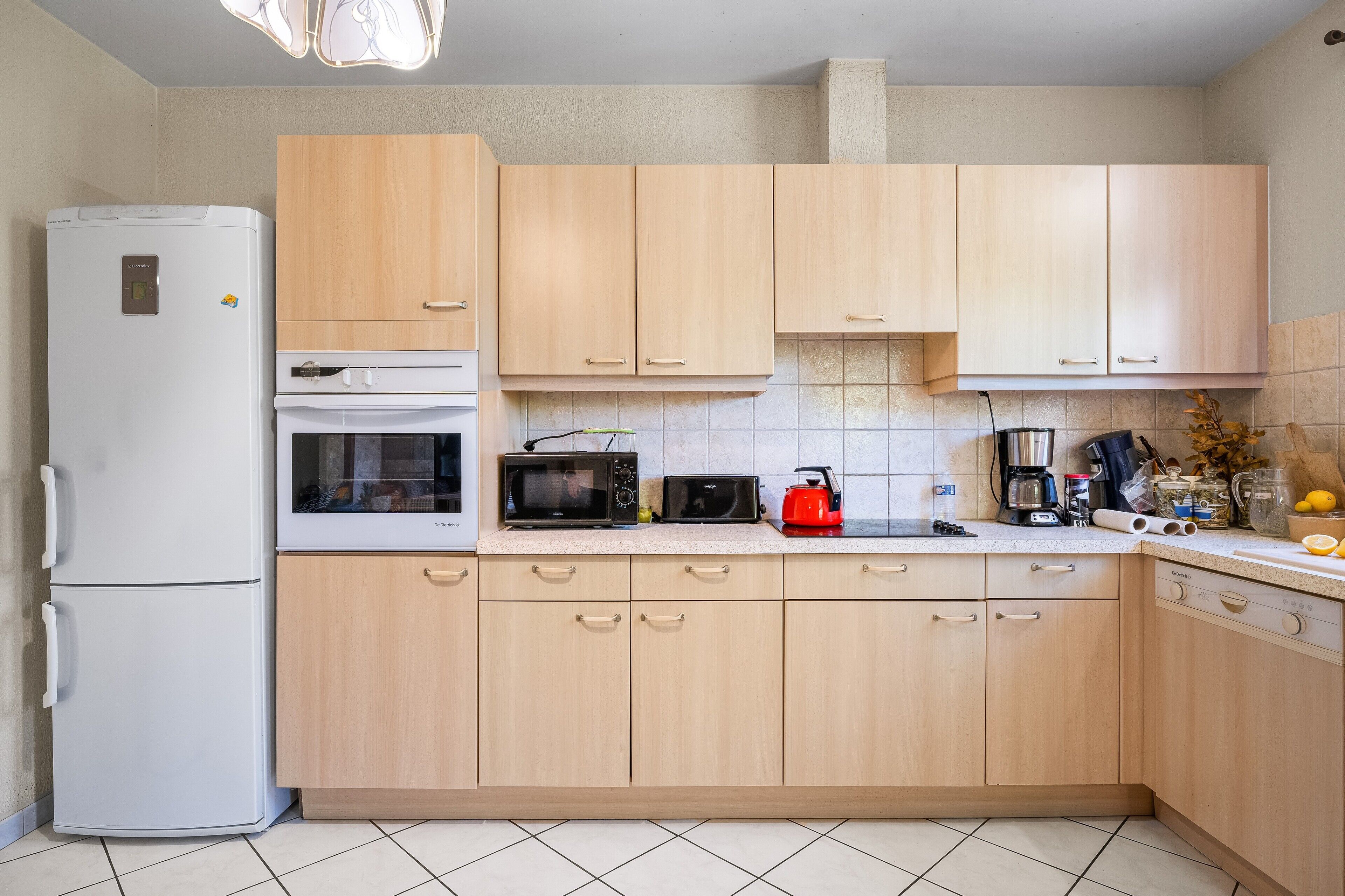 Kühlschrank, Mikrowelle, Geschirrspüler, Kochgeschirr/Geschirr/Besteck