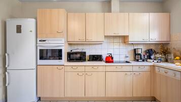 Kühlschrank, Mikrowelle, Geschirrspüler, Kochgeschirr/Geschirr/Besteck