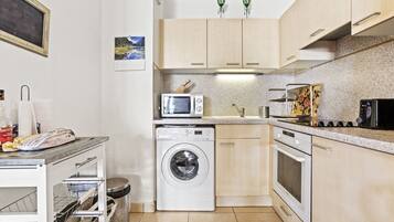 Kühlschrank, Mikrowelle, Wasserkocher mit Kaffee-/Teezubehör