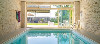 Petite maison 'Gite Oléron Piscine Intérieure' avec jardin partagé et Wi-Fi
