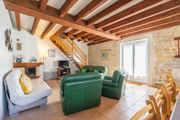 Una televisión, una mesa de tenis de mesa