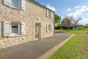 Exterior - Charming House 'Grands Gites 16 Personnes' with Private Terrace, Garden & Wi-Fi (La Gripperie-Saint-Symphorien)