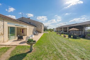 Terrace/patio - Charming House 'Grands Gites 16 Personnes' with Private Terrace, Garden & Wi-Fi (La Gripperie-Saint-Symphorien)